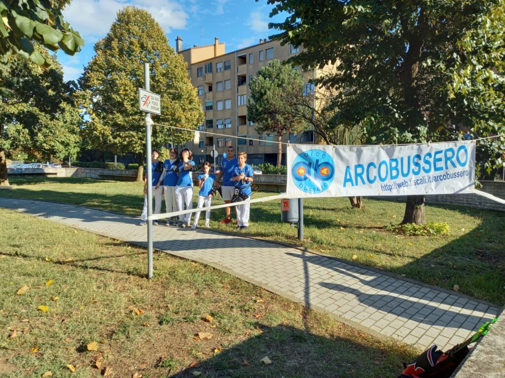 Gli arcieri dell'Arco Bussero dietro allo striscione alla festa patronale